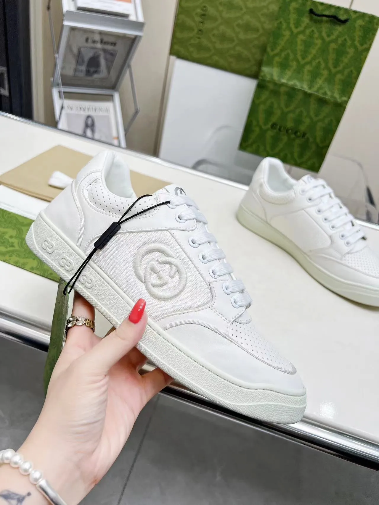 P620 💞💞Gucci G Home’s latest popular sports shoes, couple’s style, casual, retro white shoes 🌸🌸🌸 New popular series. The exquisite and compact interlocking double G logo romantically interprets the aesthetic concept of this series. Made of off-white leather, retro inspiration is cleverly blended into the sneaker design to reinterpret the brand logo. Exquisitely packaged at the delivery counter 🛍📦 ▪️Fabric: Original custom-made imported first-layer cowhide leather ▪️Lining: Original custom-made imported cowhide lining ▪️Outsole: Original molded two-color TPU outsole ▪️Size: Women's 35-40 / Men's 39-45